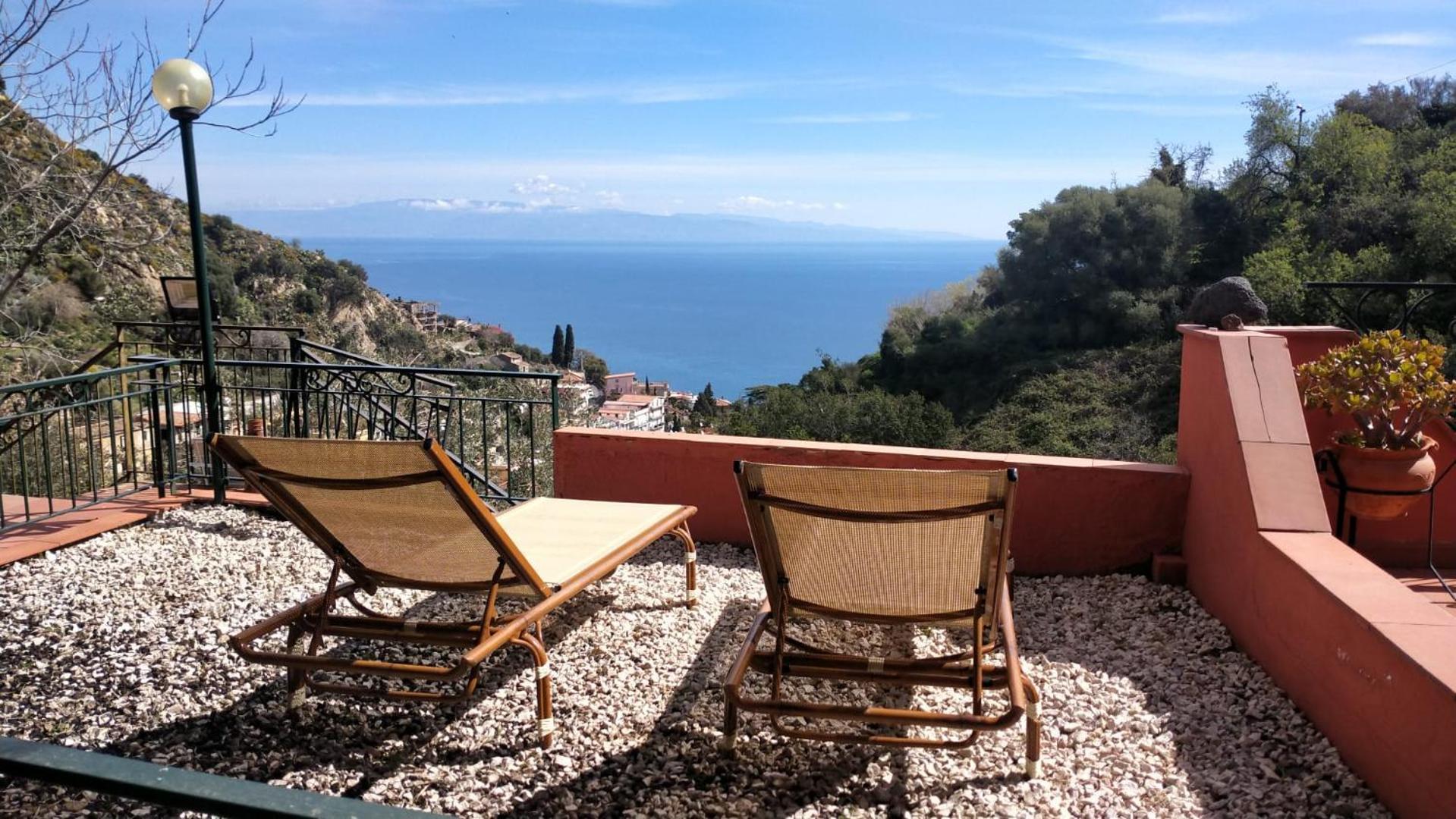 Villa Vittorio - Splendid Panoramic Sea View Terrace タオルミーナ エクステリア 写真
